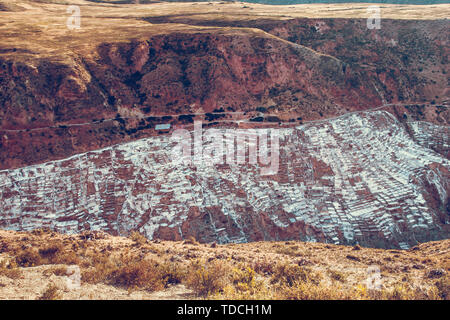 Luftaufnahme auf die Salzminen von Maras Tal in der Nähe der Stadt Cusco in Peru. Salz Verdunstung Teiche. Reiseziel in Heiligen tal. Stockfoto