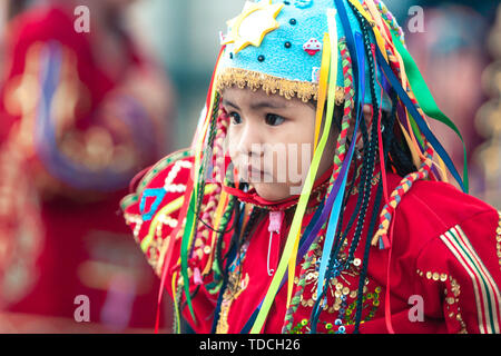 Lima/Peru - Juni 15.2008: Porträt des lateinischen Baby Mädchen, die mit traditionellen gekleidet, Folklore, peruanische bunten Kostüm während der Street Parade. Stockfoto