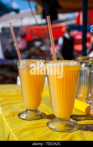 Zwei Gläser köstliche, erfrischende frisch von der örtlichen Bevölkerung auf der Straße stand, Orangensaft. Lecker trinken. Stockfoto
