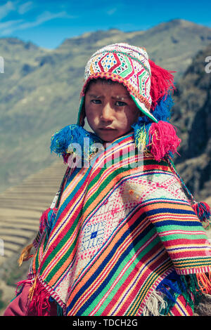 Cusco/Peru - Mai 29.2008: Porträt eines Jungen gekleidet in farbenfrohen einheimischen peruanischen Kostüm steht auf dem Berg der Berge. Stockfoto