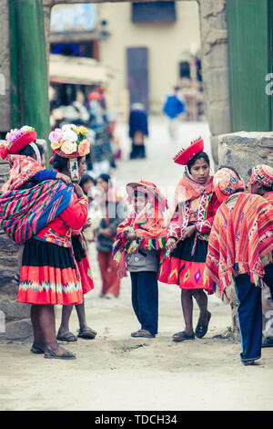 Cusco/Peru - Mai 29.2008: die Gruppe der Kinder, in der die traditionelle, bunte peruanischen Kostüme gekleidet, stand auf der Straße. Stockfoto