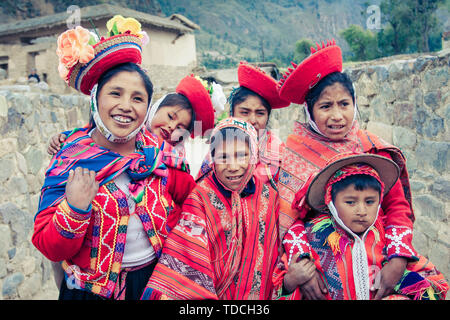 Cusco/Peru - Mai 29.2008: die Gruppe der Kinder, in der die traditionelle, bunte peruanischen Kostüme gekleidet, lächeln und Posieren fürs Foto. Stockfoto