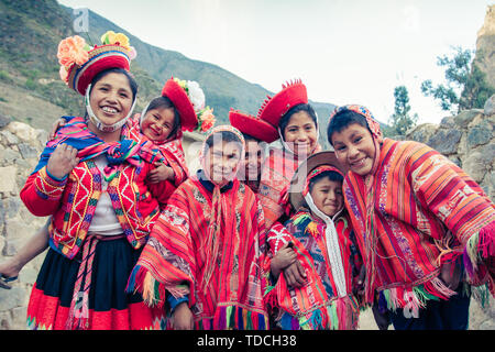 Cusco/Peru - Mai 29.2008: die Gruppe der Kinder, in der die traditionelle, bunte peruanischen Kostüme gekleidet, lächeln und Posieren fürs Foto. Stockfoto