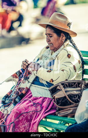 Cusco/Peru - Mai 26.2008: Porträt einer indigenen Frau, gekleidet in traditionellen einheimischen peruanischen Kleidung und Hut. Stockfoto