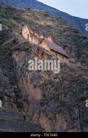 Lagerhäuser (Pinkuylluna) bauen auf der Klippe von Ollantaytambo - Inka-ruinen, archäologische Stätte im Heiligen Tal. Stockfoto