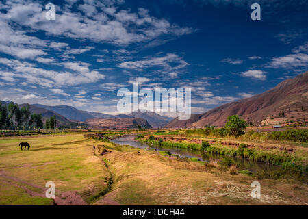 Blick auf den Fluss Urubamba in der Nähe von Cusco/Peru Cuzco Stadt im Heiligen Tal. Einer der größten Flüsse in diesem Land. Stockfoto