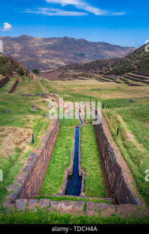 Blick auf das Wasser, Kanäle, Bewässerungssystem von Incas verwendet. Tipon Ruinen in Peru. Stockfoto