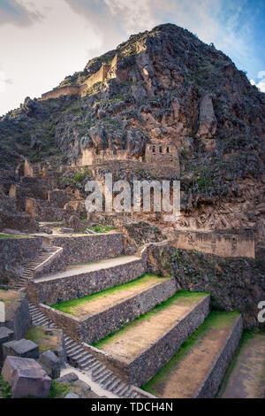 Ollantaytambo - Inka-ruinen und Tor zu Machu Picchu in Peru. Blick auf die archäologische Stätte im Heiligen Tal. Stockfoto