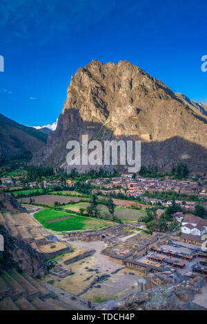 Ollantaytambo - Inka-ruinen und Tor zu Machu Picchu in Peru. Blick auf die archäologische Stätte im Heiligen Tal. Stockfoto