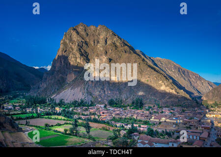 Ollantaytambo - Inka-ruinen und Tor zu Machu Picchu in Peru. Blick auf die archäologische Stätte im Heiligen Tal. Stockfoto