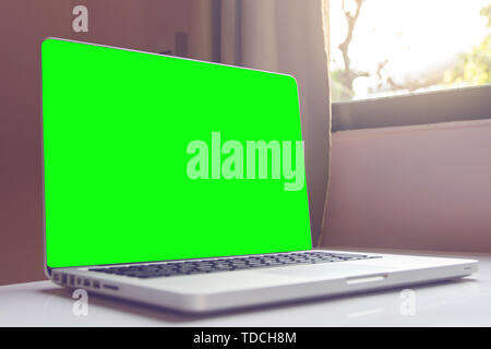 Laptop auf Tabelle leer Grün leerer Bildschirm mit Kopie Raum Stockfoto