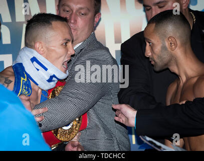 Josh Warrington (links) und Kid Galahad während des Millennium Square, Leeds wiegen. Stockfoto