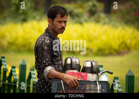 Bangalore, Karnataka India-June 04 2019: Street Hersteller verkaufen Kaffee auf Zyklus am Bengaluru. Stockfoto