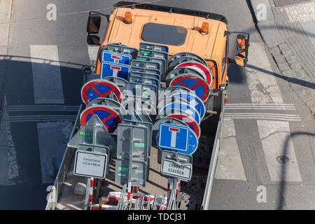 Eine Menge Schilder am Fahrzeug, Stockfoto