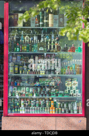 Prag, tschechische Republik 16-04-2019: Alkoholische Getränke Glasflaschen Stockfoto