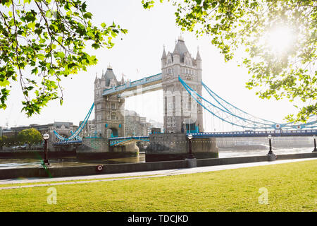 Die Tower Bridge in London an einem sonnigen Morgen