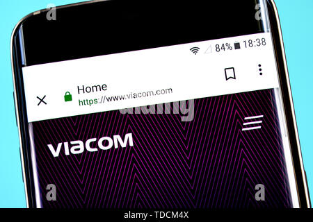 Berdyansk, Ukraine - 8. Juni 2019: Viacom Homepage. Viacom Logo sichtbar auf dem Bildschirm des Telefons, Illustrative Editorial. Stockfoto