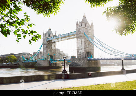 Die Tower Bridge in London an einem sonnigen Morgen