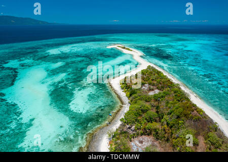 Wirklich erstaunlich tropische Insel mitten im Ozean. Luftaufnahme von einer Insel mit weißen Sandstränden und wunderschönen Lagunen Stockfoto