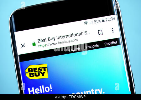 Berdyansk, Ukraine - 10 Juni 2019: Beste Website Homepage kaufen. Best Buy Logo sichtbar auf dem Bildschirm des Telefons, Illustrative Editorial. Stockfoto