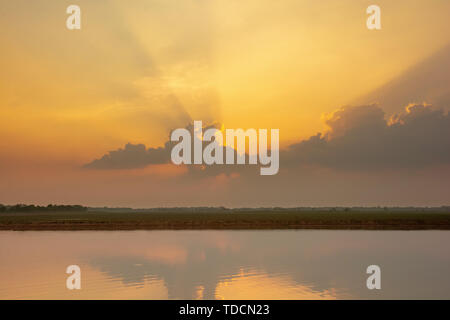 Sonnenuntergang Sonnenlicht durch Wolken Hintergrund. Stockfoto