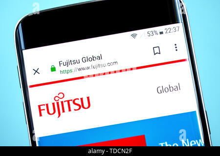 Berdyansk, Ukraine - 10 Juni 2019: Fujitsu Website Homepage. Fujitsu Logo sichtbar auf dem Bildschirm des Telefons, Illustrative Editorial. Stockfoto