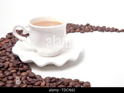 Kaffee und übersichtlich angeordneten Kaffeebohnen. Stockfoto