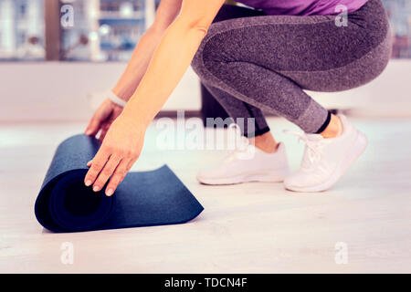 In der Nähe der weiblichen Händen, dass Holding mat Stockfoto