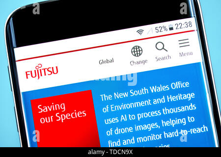 Berdyansk, Ukraine - 10 Juni 2019: Fujitsu Website Homepage. Fujitsu Logo sichtbar auf dem Bildschirm des Telefons, Illustrative Editorial. Stockfoto