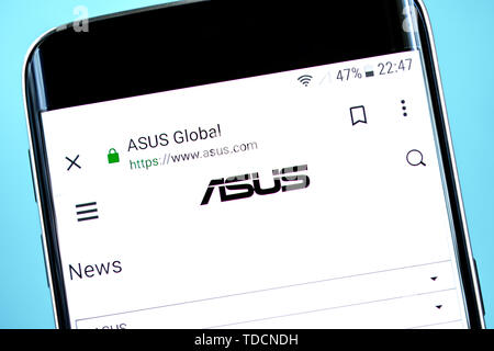 Berdyansk, Ukraine - 10 Juni 2019: Asustek Computer Homepage. Asustek Computer Logo sichtbar auf dem Bildschirm des Telefons, Illustrative Editorial. Stockfoto