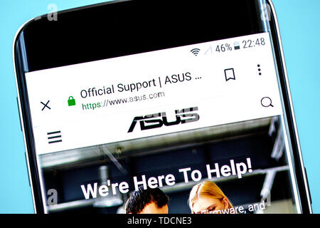 Berdyansk, Ukraine - 10 Juni 2019: Asustek Computer Homepage. Asustek Computer Logo sichtbar auf dem Bildschirm des Telefons, Illustrative Editorial. Stockfoto