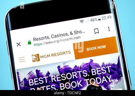 Berdyansk, Ukraine - 10 Juni 2019: MGM Resorts Homepage. MGM Resorts Logo sichtbar auf dem Bildschirm des Telefons, Illustrative Editorial. Stockfoto