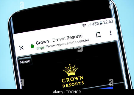 Berdyansk, Ukraine - 10 Juni 2019: Crown Resorts Homepage. Crown Resorts Logo sichtbar auf dem Bildschirm des Telefons, Illustrative Editorial. Stockfoto
