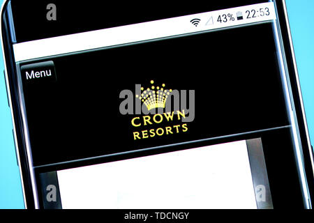 Berdyansk, Ukraine - 10 Juni 2019: Crown Resorts Homepage. Crown Resorts Logo sichtbar auf dem Bildschirm des Telefons, Illustrative Editorial. Stockfoto