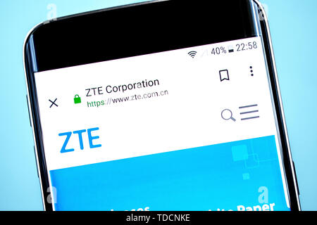 Berdyansk, Ukraine - 10 Juni 2019: ZTE Homepage. ZTE Logo sichtbar auf dem Bildschirm des Telefons, Illustrative Editorial. Stockfoto