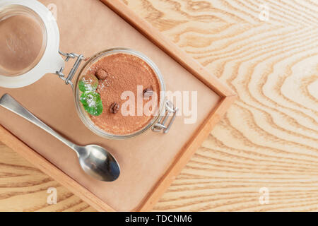 Lecker Tiramisu Dessert auf Holz- Fach schließen Stockfoto