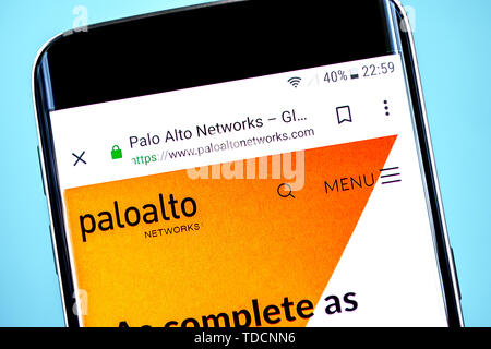 Berdyansk, Ukraine - 10 Juni 2019: Palo Alto Networks Homepage. Palo Alto Networks Logo sichtbar auf dem Bildschirm des Telefons. Stockfoto