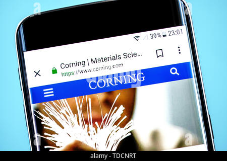 Berdyansk, Ukraine - 10 Juni 2019: Corning Website Homepage. Corning Logo sichtbar auf dem Bildschirm des Telefons, Illustrative Editorial. Stockfoto