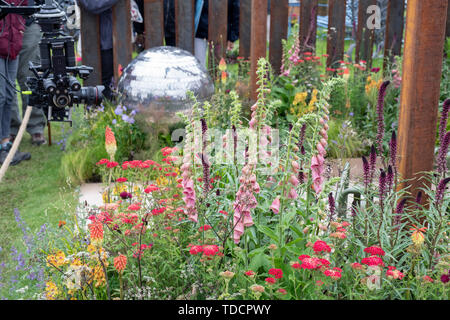 Elemente von Sheffield Garten von Emily Barnes an der RHS Chatsworth Flower Show 2019 konzipiert. Chatsworth, Derbyshire, Großbritannien Stockfoto