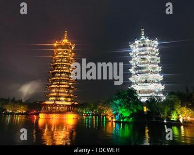 Die Sonne und der Mond Türme von Guilin, die Lichter in der Nacht sind brilliant, wie Gold und Silber. Stockfoto