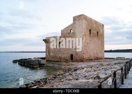 Sehenswürdigkeiten Der sveva Turm von Vendicari Naturpark in Sizilien, Italien. Stockfoto