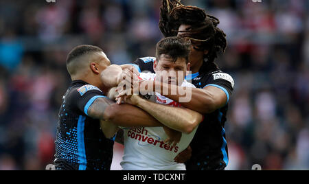 St Helens Heiligen Lachlan Coote wird von Huddersfield Riesen Jordanien Turner und Dominic Jung (rechts), während der Betfred Super League Match an der völlig Gottlosen Stadion, St Helens angegangen. Stockfoto