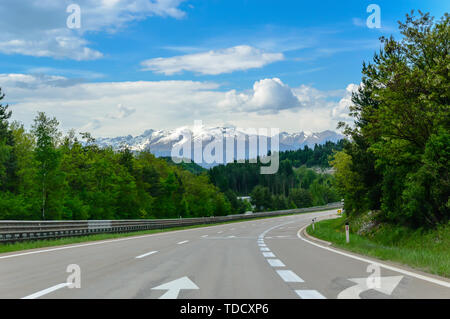 Autobahn oder Landstraße in den Bergen Stockfoto