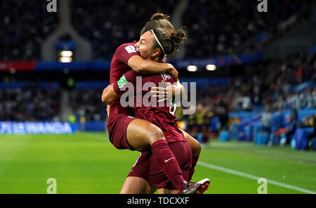 England's Jodie Taylor (rechts) feiert zählenden erstes Ziel ihrer Seite des Spiels mit Teamkollegen während der FIFA Frauen-WM, Gruppe D Match in Stade Oceane, Le Harve. Stockfoto