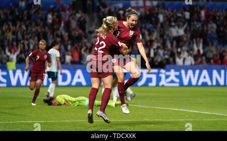 England's Jodie Taylor (rechts) feiert zählenden erstes Ziel ihrer Seite des Spiels mit Beth Mead (links) Während der FIFA Frauen-WM, Gruppe D Match in Stade Oceane, Le Harve. Stockfoto