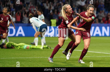 England's Jodie Taylor (rechts) feiert zählenden erstes Ziel ihrer Seite des Spiels mit Beth Mead (links) Während der FIFA Frauen-WM, Gruppe D Match in Stade Oceane, Le Harve. Stockfoto