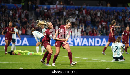 England's Jodie Taylor (rechts) feiert zählenden erstes Ziel ihrer Seite des Spiels mit Beth Mead (links) Während der FIFA Frauen-WM, Gruppe D Match in Stade Oceane, Le Harve. Stockfoto