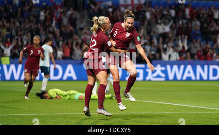 England's Jodie Taylor (rechts) feiert zählenden erstes Ziel ihrer Seite des Spiels mit Beth Mead (links) Während der FIFA Frauen-WM, Gruppe D Match in Stade Oceane, Le Harve. Stockfoto