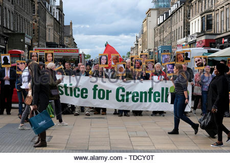 Edinburgh, Schottland, Großbritannien. 14. Juni 2019. Silent Vigil für die Grenfell Brandkatastrophe in der Castle Street Edinburgh. Am zweiten Jahrestag der Grenfell Feuer, Aktivisten halten eine stille Mahnwache. Quelle: Craig Brown Stockfoto