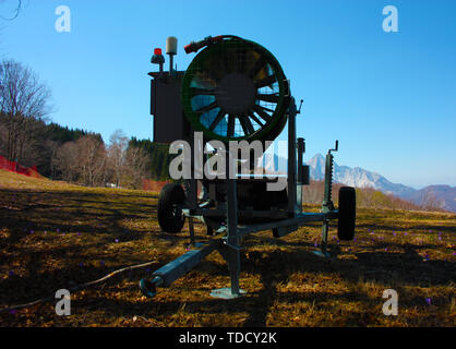 Schneekanone für die Wintersaison auf den Ski und Schnee Pisten. Jetzt verlassen Tools auf den Trails, außerhalb der Saison, im Frühjahr und Sommer Stockfoto